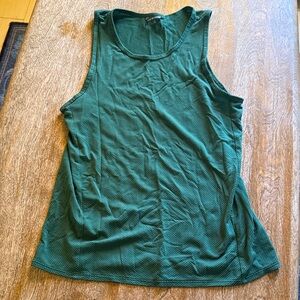 Green mesh like running tank.